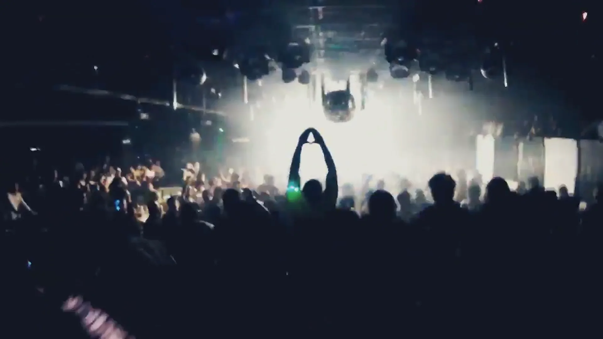 Sovnger performing live